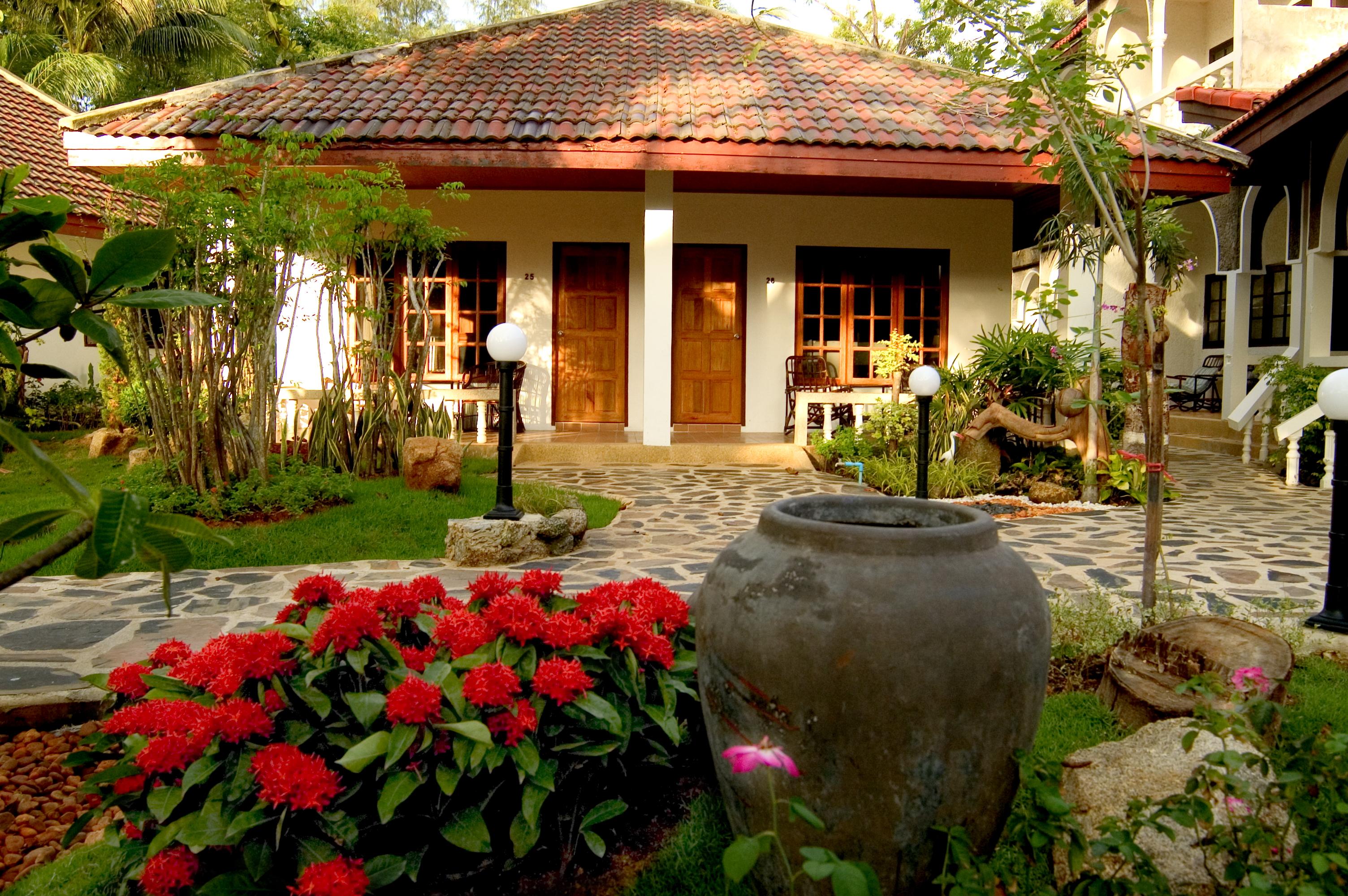 Tropica Bungalow Beach Hotel Patong Экстерьер фото